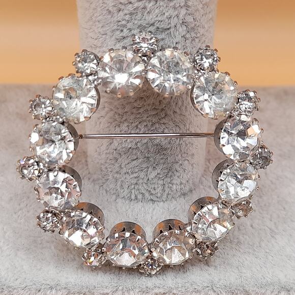 Vintage Clear Wreath Brooch, Wedding Brooch, Rhodium Plated, 1 7/8" - Picture 2 of 10